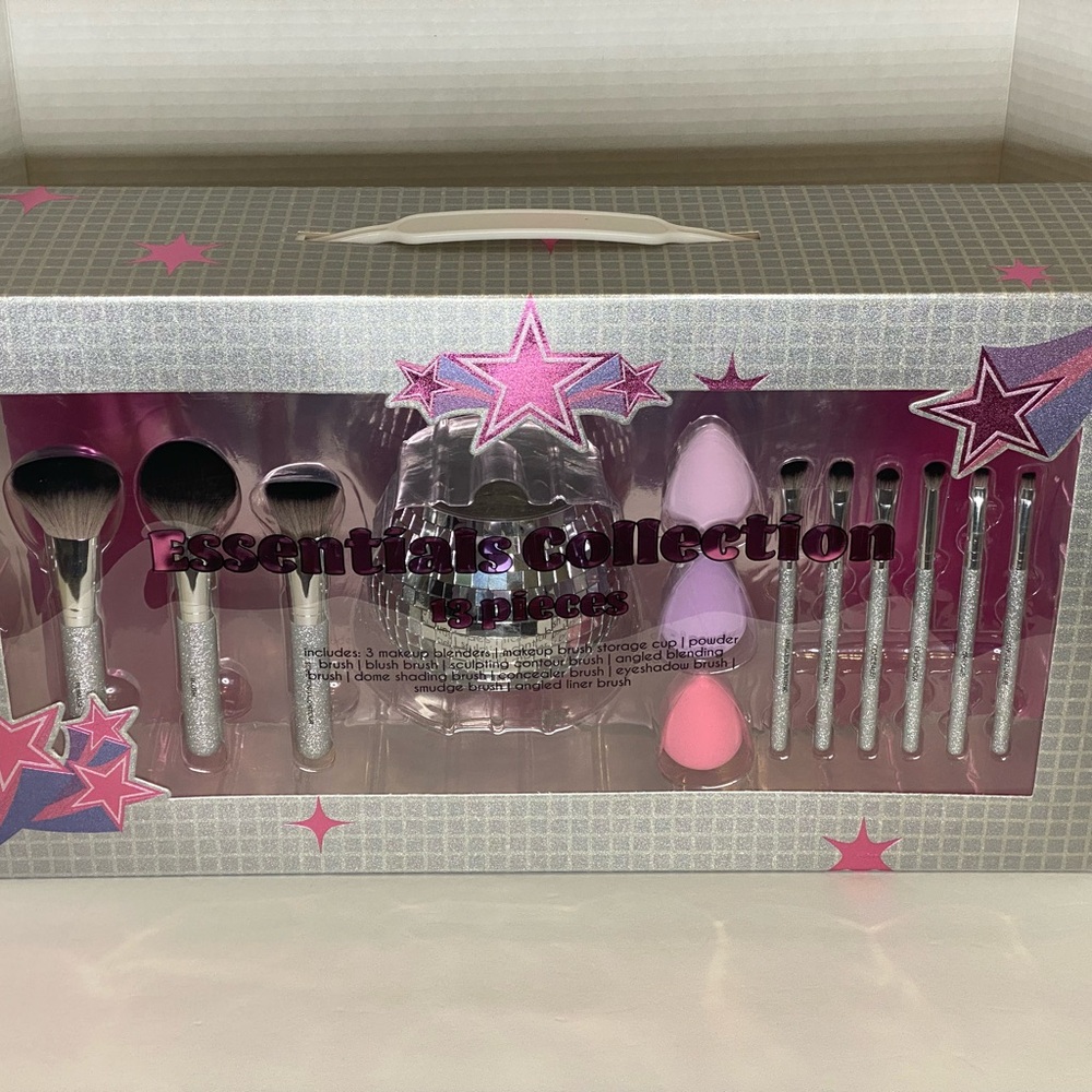 Cosmetic Essentials Collection 13 piece Make Up Brush Set. Lifestyle Products.